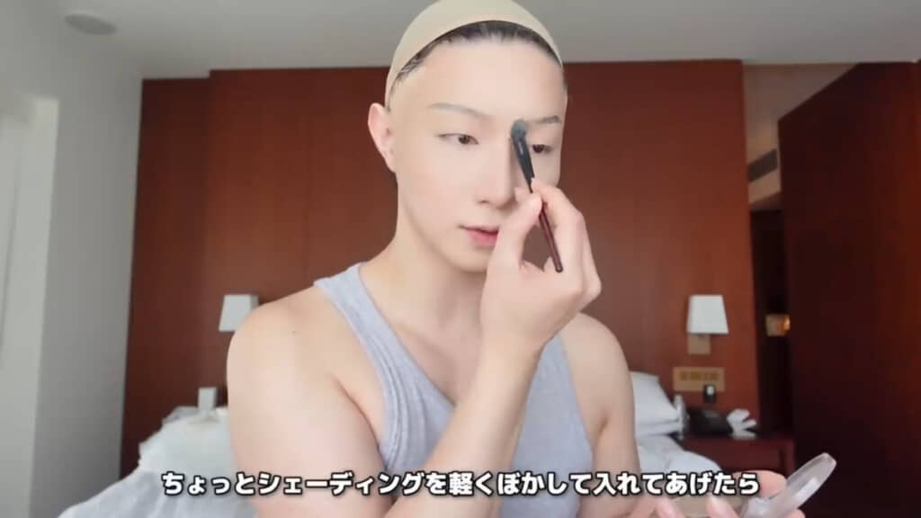 眉消しをする女装メイクでは眉頭にもシェーディングをぼかして入れて自然な感じに