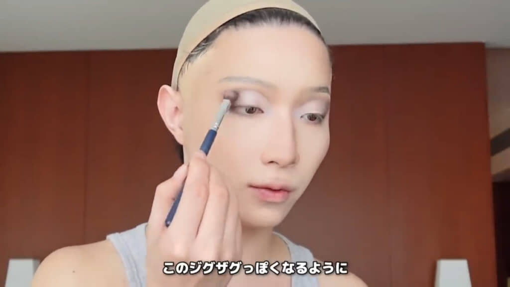 アイメイクはカットクリースにしてパキッとした印象に