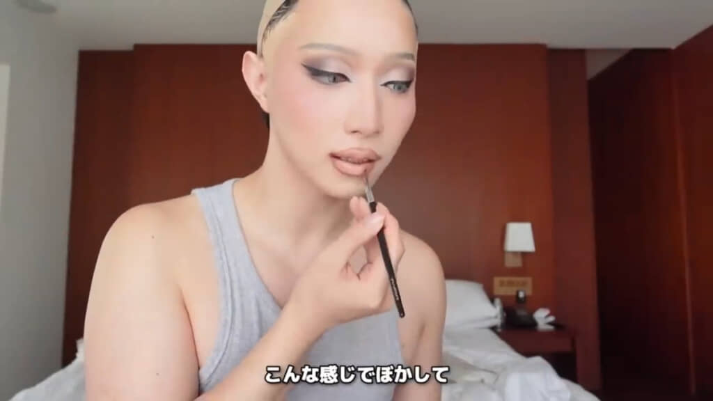 リップはヌーディーなカラーをチョイス