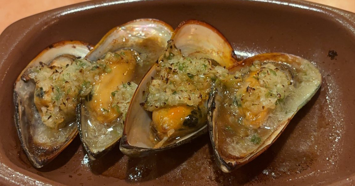 サイゼリヤでムール貝を食べていたら……「そんなことあるww？」“思いも寄らない物”が出てきて「すっっっごい確率！」「ラッキーすぎww」「サイゼのは初めて見た」（1/2） | ライフスタイル ねとらぼ