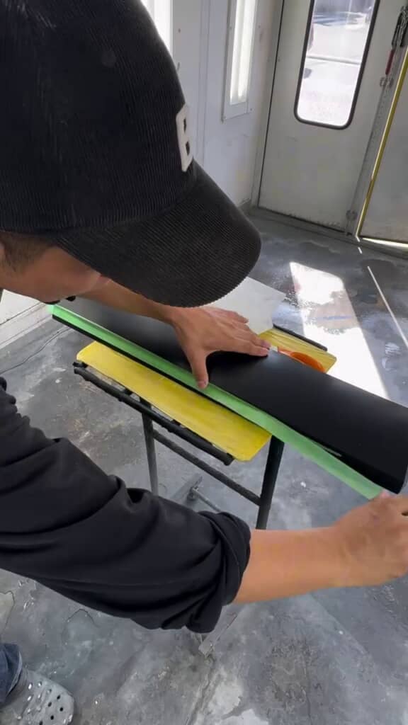 塗装しない部分をマスキングする