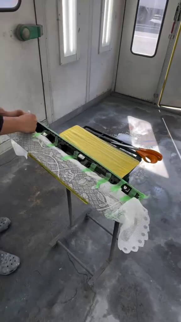 裏返してレース生地を固定する