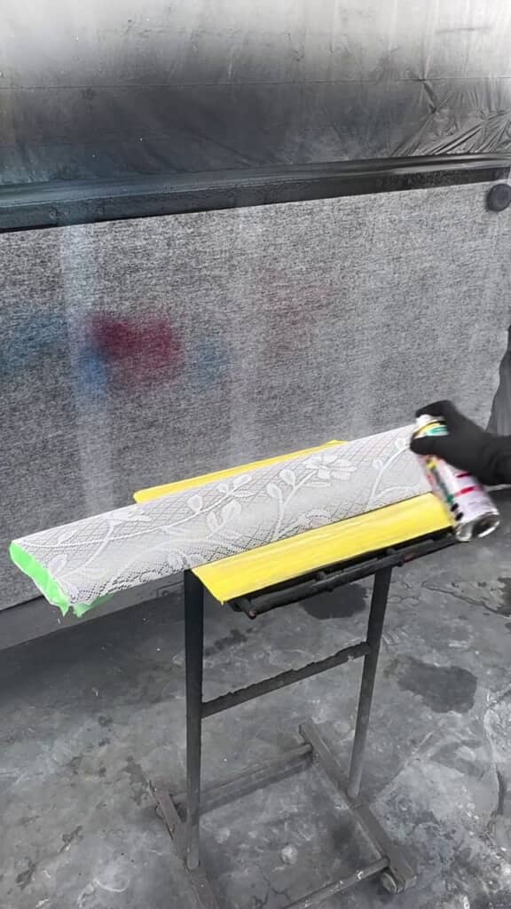 レース生地越しにスプレーを噴霧