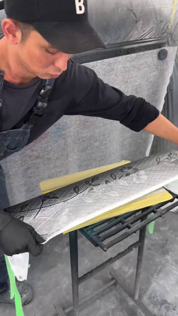 生地を剥がす様子