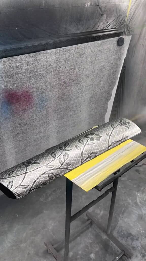 銀色に塗装された模様付きのパーツ