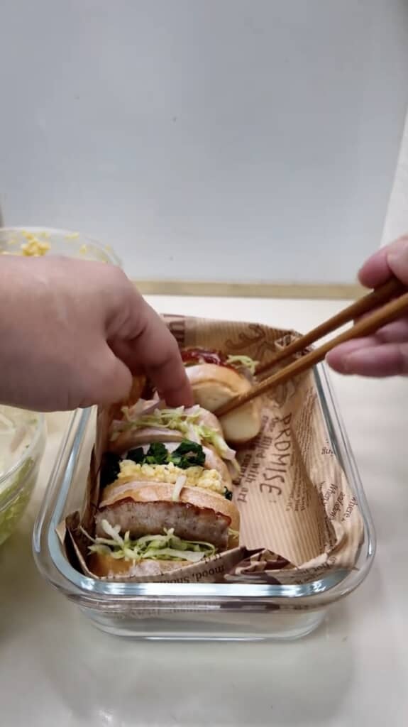 今日のメインは米粉パンのミニサンドイッチ