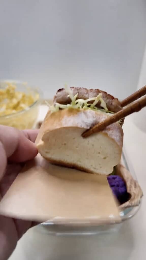 サンドイッチはワックスペーパーで包んで……