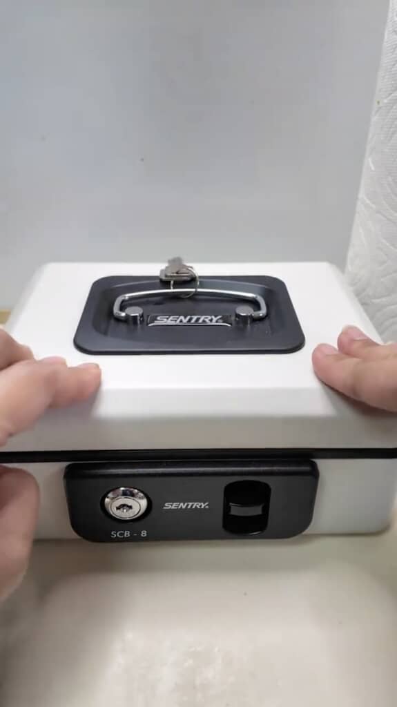 ふたを閉じれば完全に金庫