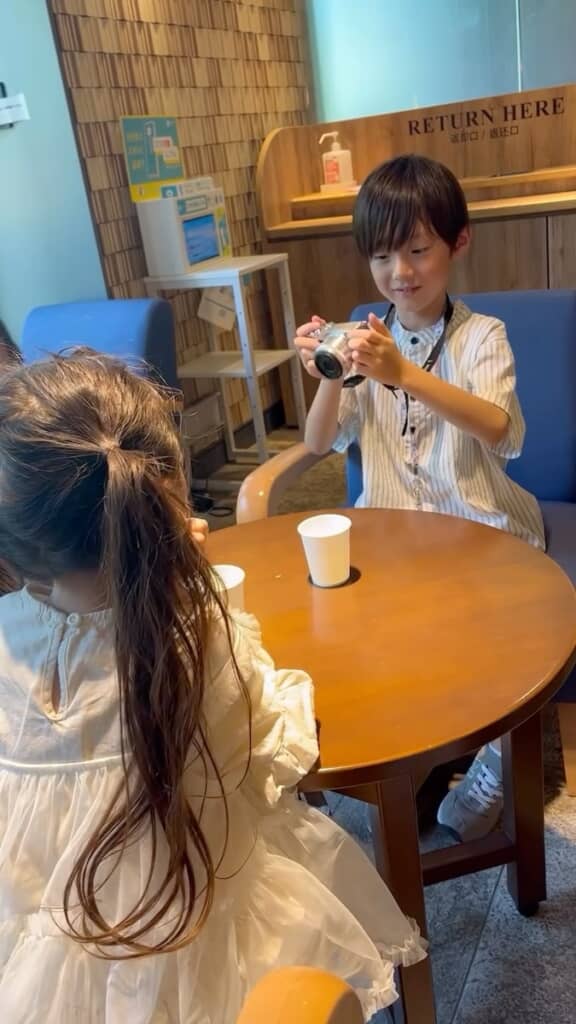 こよちゃんをカメラで撮ってあげるあさくん