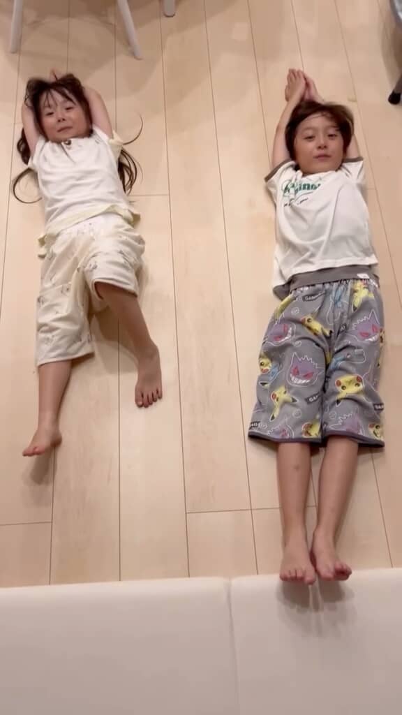 2人で仲良くおそろいのポーズを披露