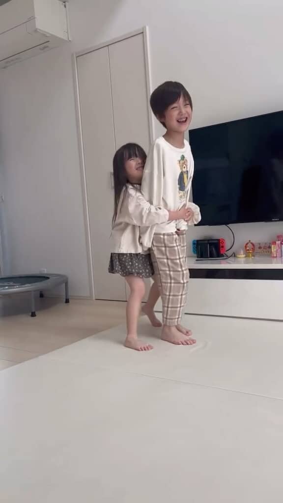 あさくんに抱きつくこよちゃん