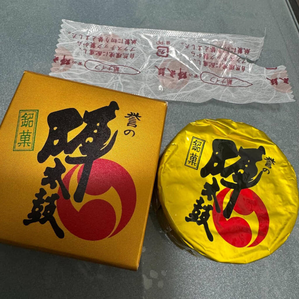 箱と中身、そして開封済みの紙ナイフの袋