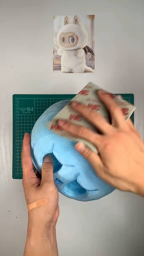 紙やすりで表面を整えます