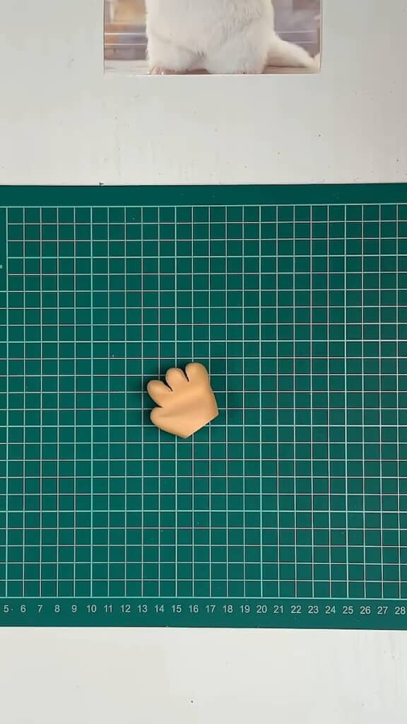 ちいさな手も発泡スチロール板で制作