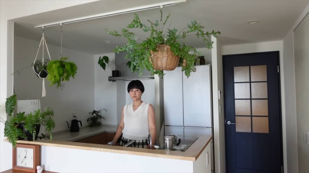 キッチンは吊戸棚を外して開放的に