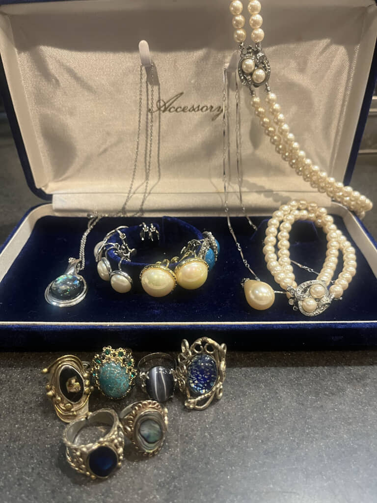 大ぶりの宝石があしらわれた指輪やパールのネックレスなど、93歳のおばあちゃんのアクセサリーコレクション