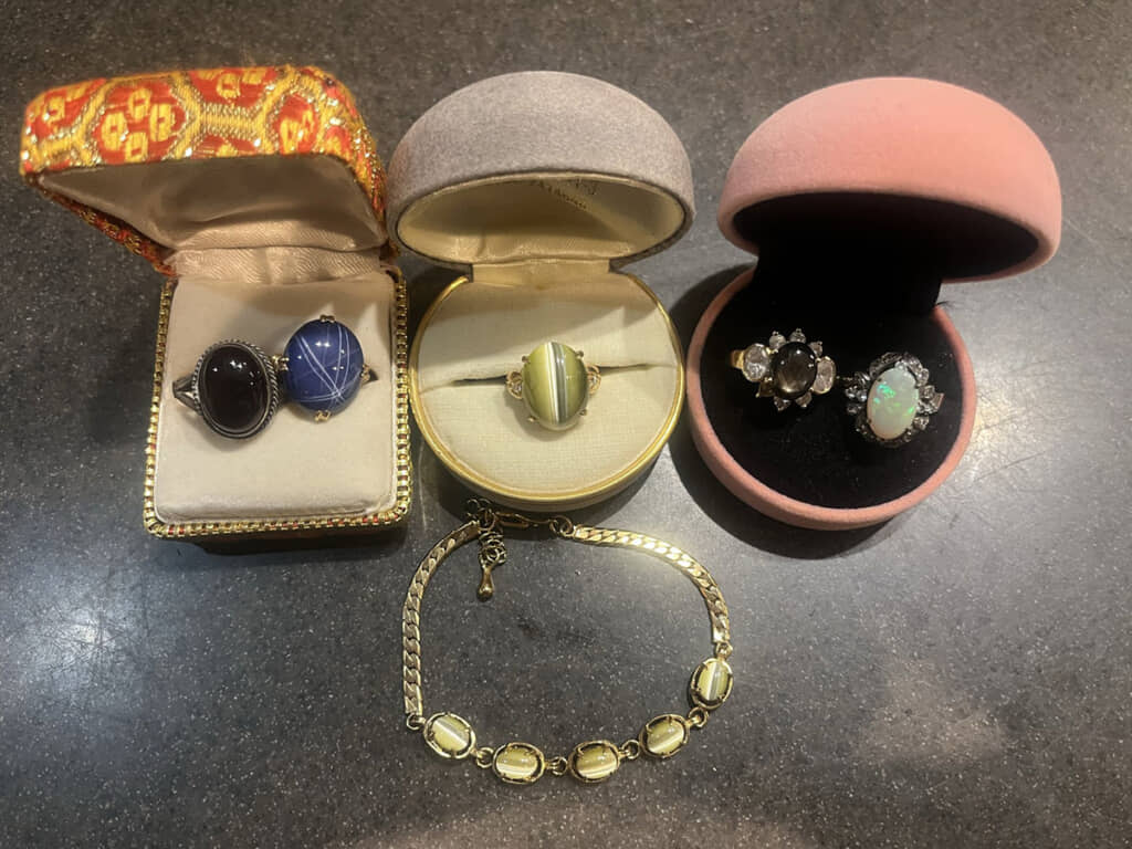 黄色や白、黒など個性豊かな宝石が並ぶ指輪とペンダント