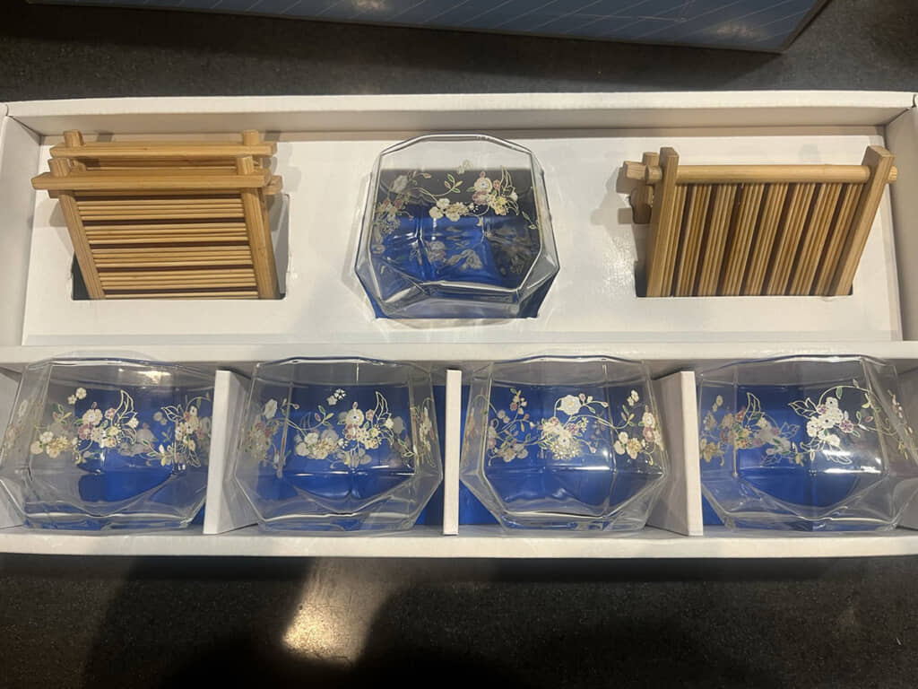 和風の花柄が描かれたレトログラスセット