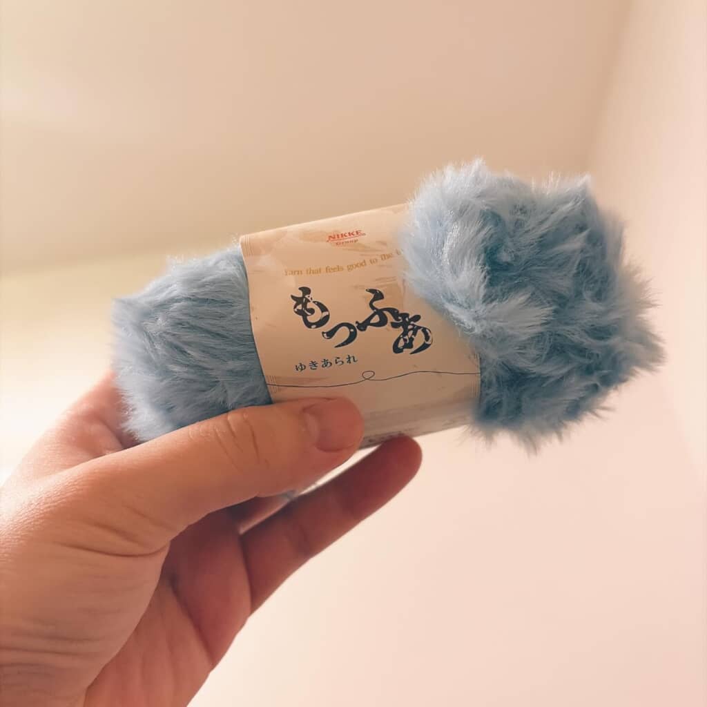 もこもこでふわふわのフェイクファー毛糸。編む前からあるキャラクターに似てるかも