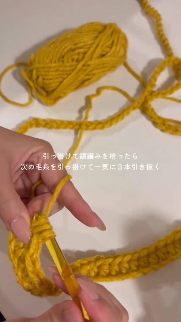 2段目から中長編みを編みます