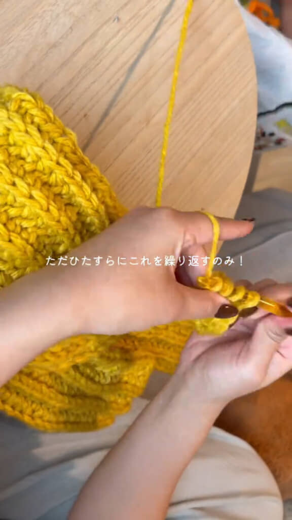 上記の中長編みをひたすら繰り返してマフラーの幅を広げていきます