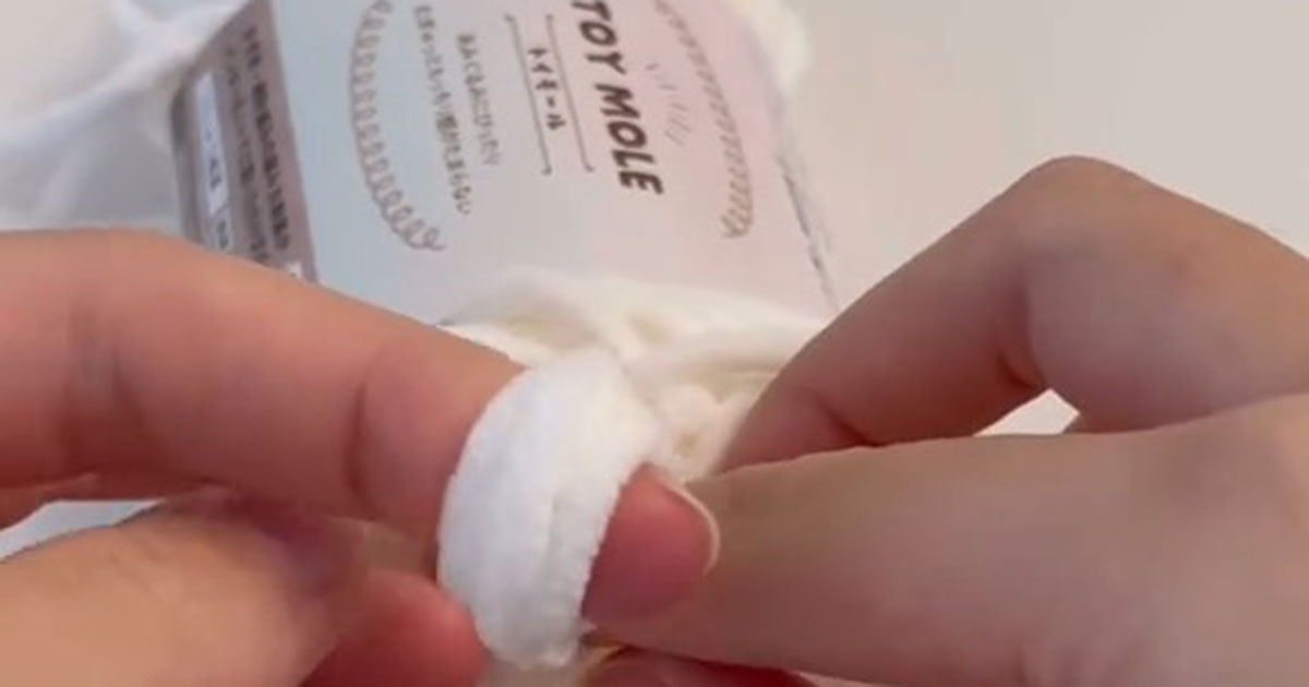 セリアの白い毛糸→指にぐるぐる巻きつけて留めるだけで……「トリハダ」　予想外すぎるアイテムに「発想が天才すぎる!!」（1/2） | ハンドメイド ねとらぼ
