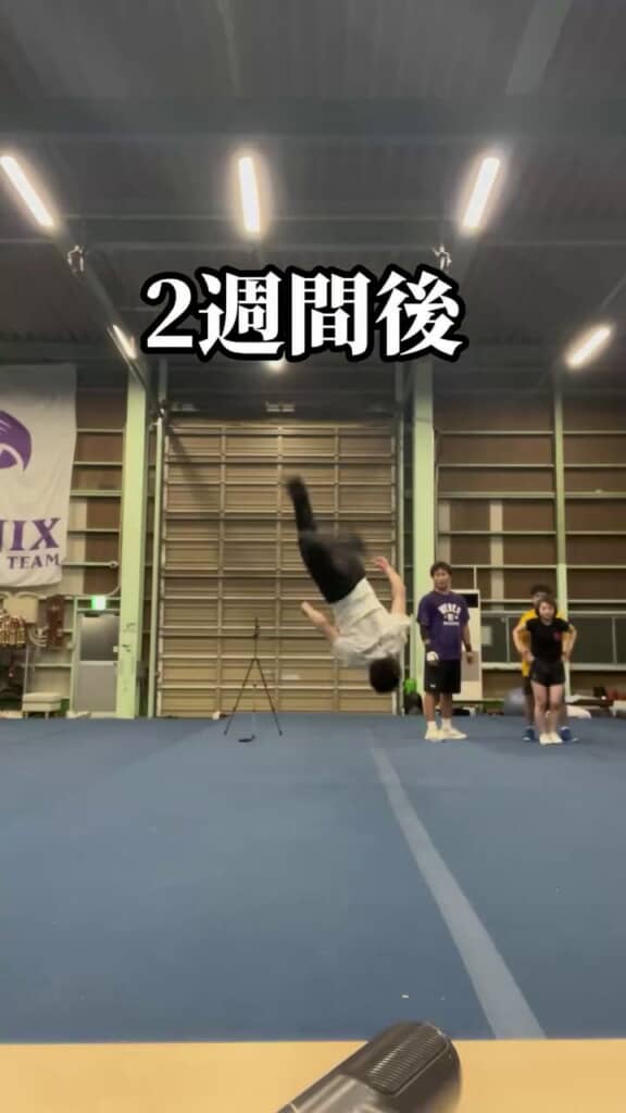 大きく後方へ宙返りする練習開始から2週間後のサラリーマン