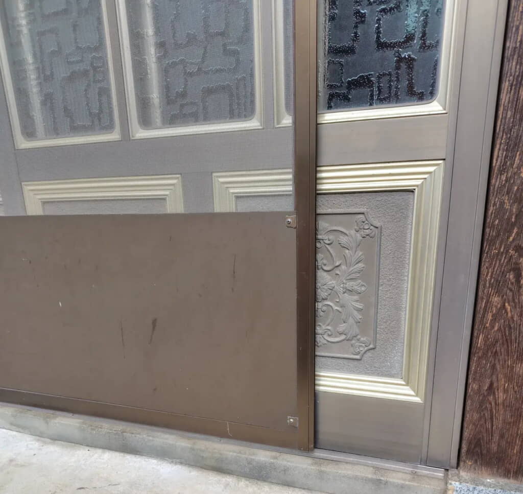 玄関を開けるとそこには……