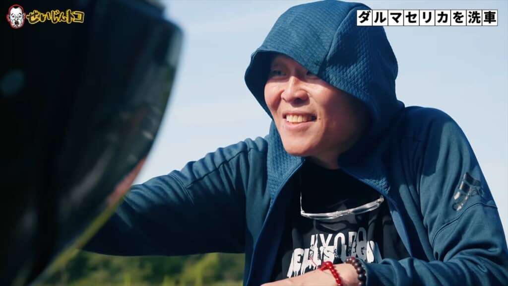 昭和47年式のトヨタ「ダルマセリカ」を洗車する千原せいじ