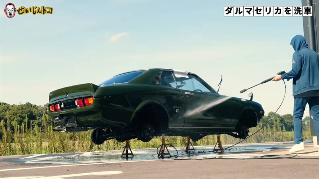 昭和47年式のトヨタ「ダルマセリカ」を洗車する千原せいじ