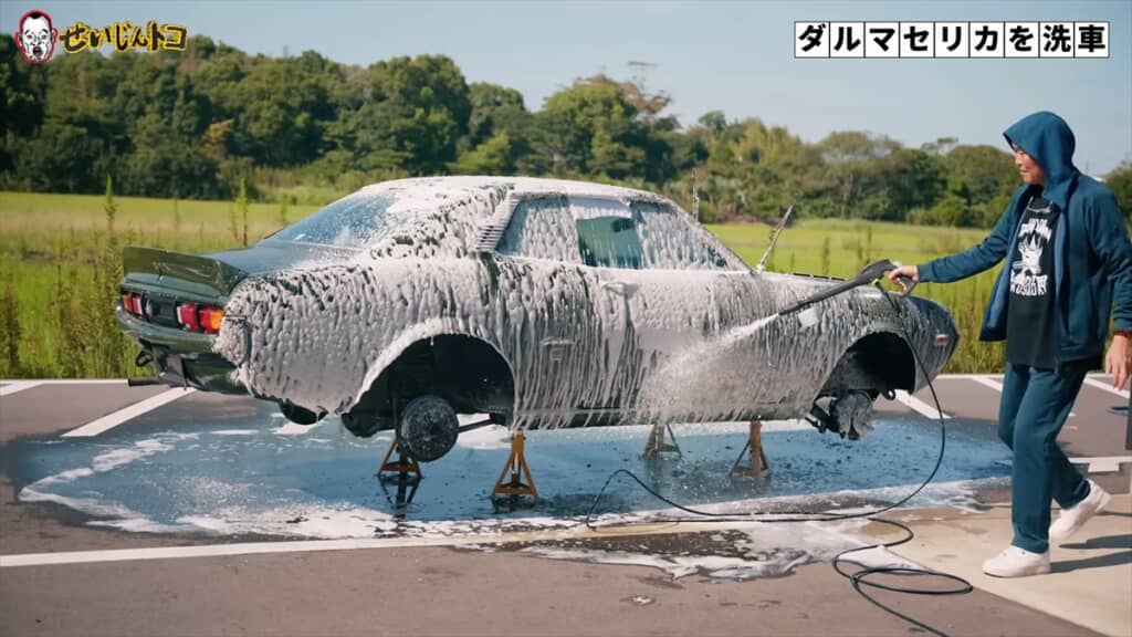 昭和47年式のトヨタ「ダルマセリカ」を洗車する千原せいじ