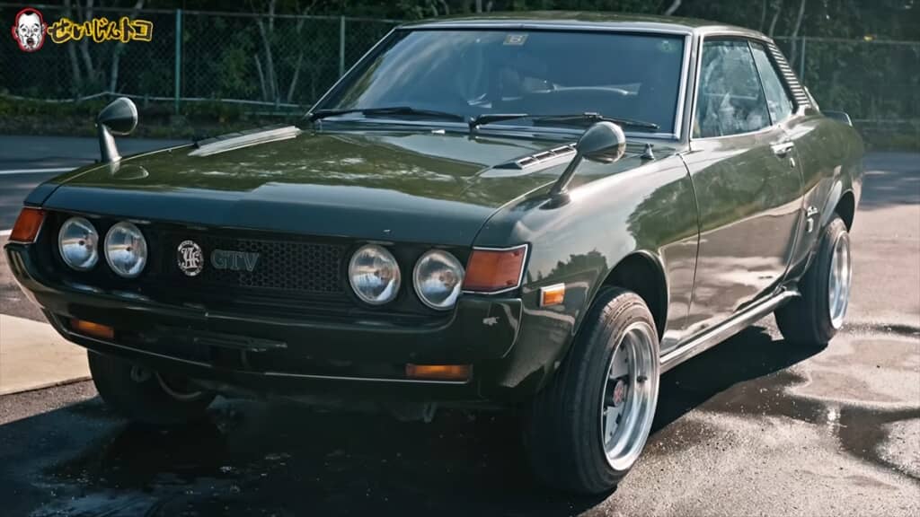 昭和47年式のトヨタ「ダルマセリカ」を洗車する千原せいじ