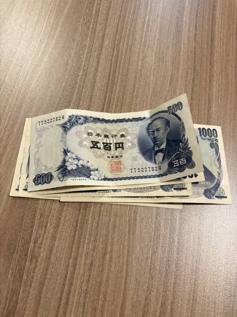 ライブの入場料として1000円札と一緒に渡された五百円紙幣