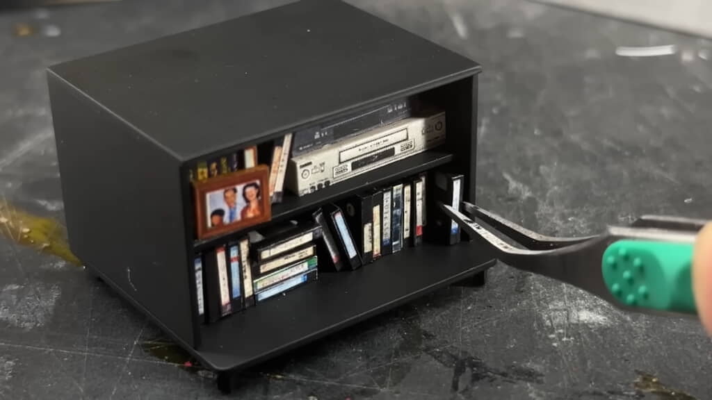 録画済みビデオテープが並ぶテレビ台を再現