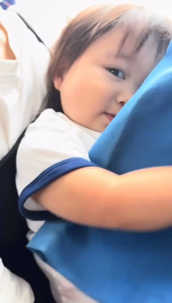 カーテンに隠れちゃいます、かわいい