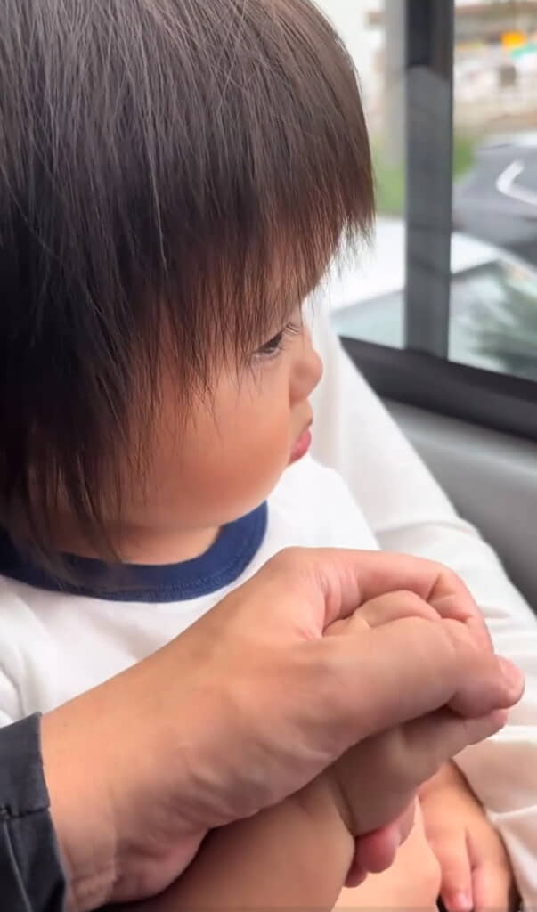 お外を見ていた隙に手を握るパパ