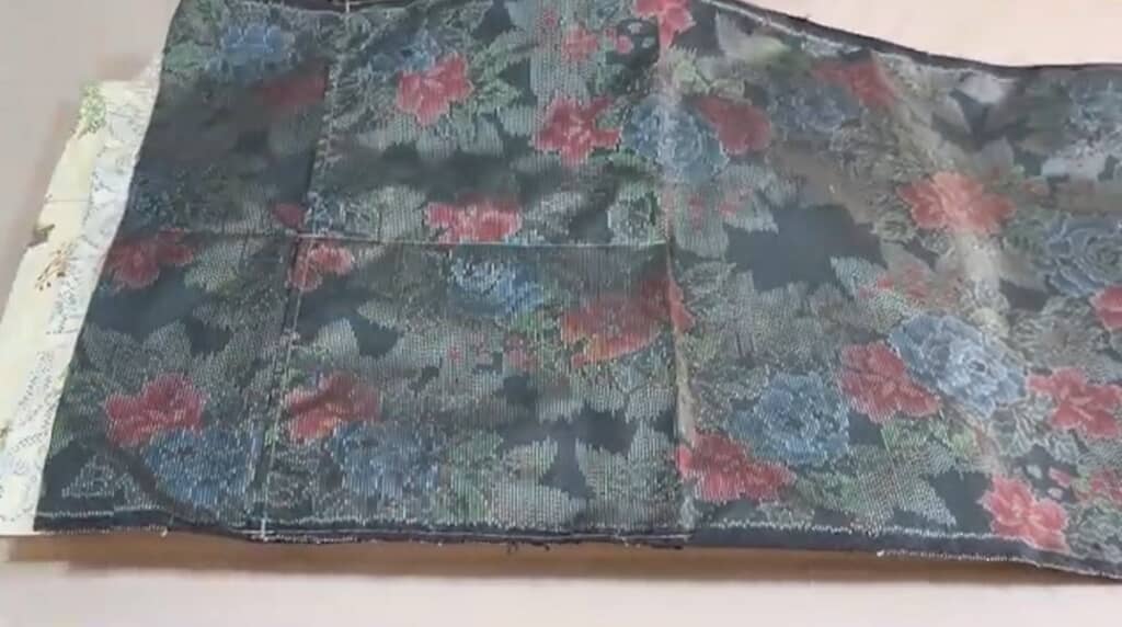 真ん中と両端にステッチを入れます