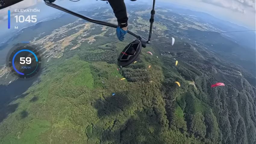偶然飛んでいたパラグライダーの集団