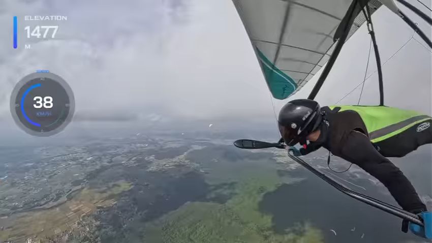 雲の中をハンググライダーで通過する投稿者