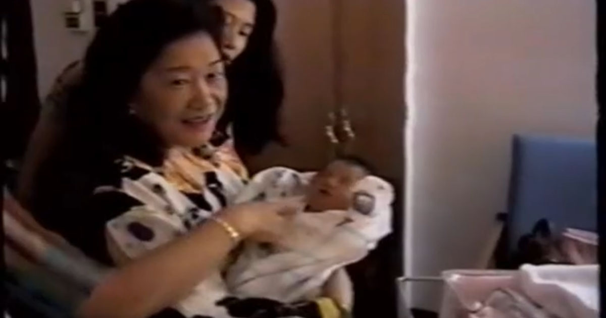 孫と初対面したおばあちゃん→29年後……「あああ」「泣いちゃう」　同じ状況を再現した“現在の姿”が2880万再生【海外】（1/2） | ライフスタイル ねとらぼ