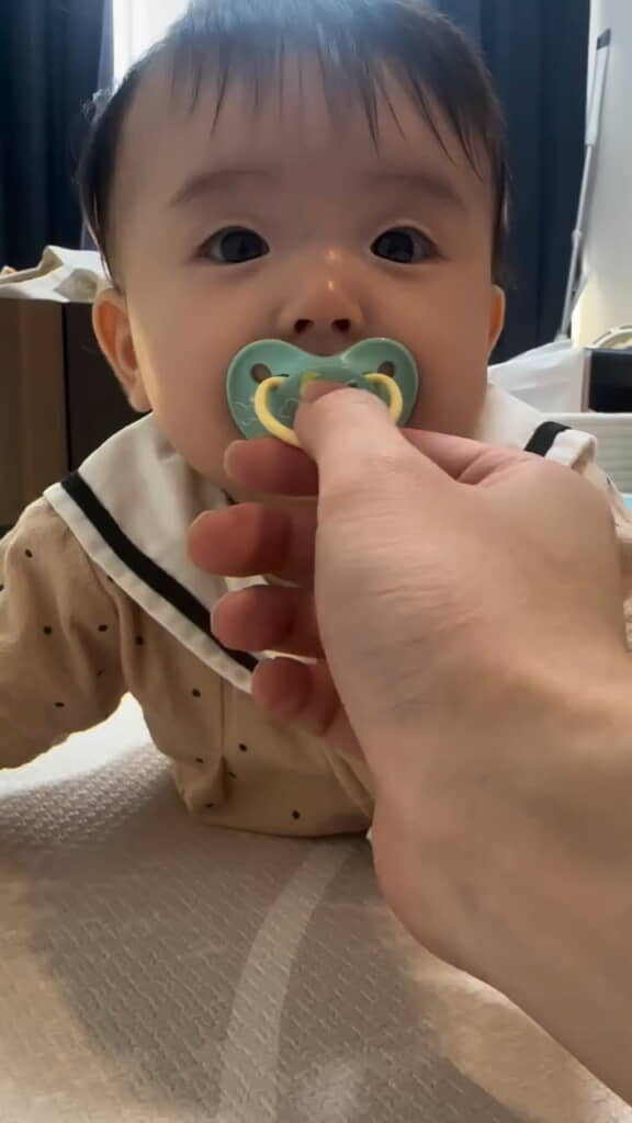 おしゃぶりを持って……