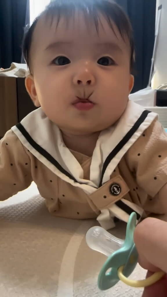 きゅっと上唇にシワが！