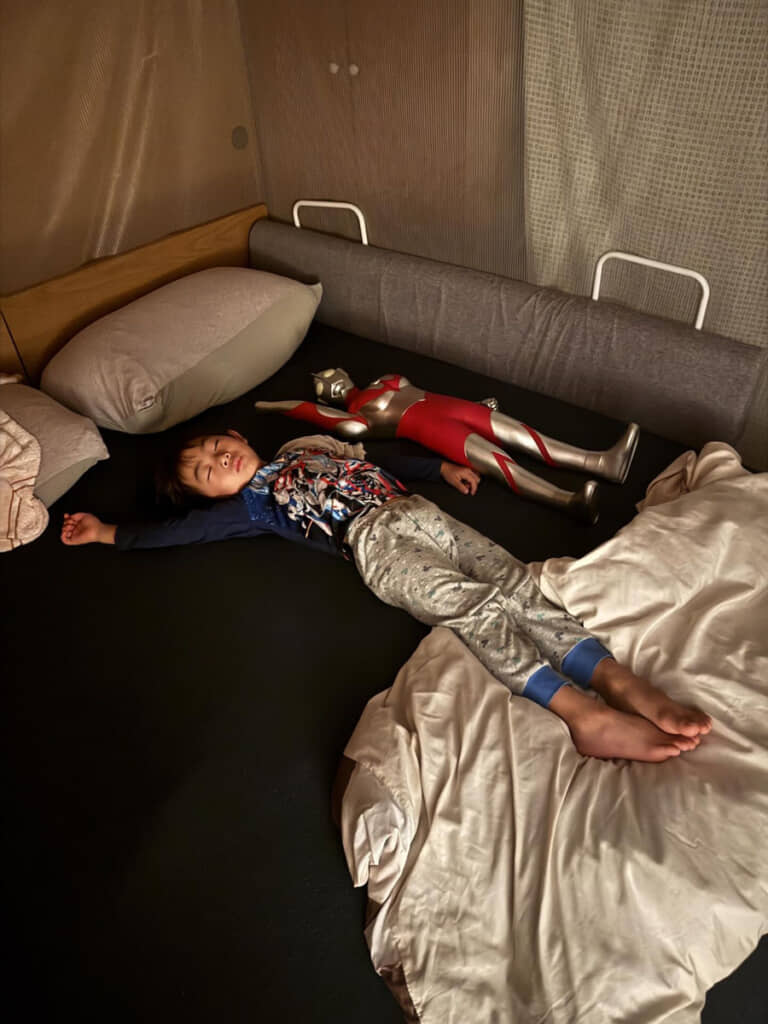 「デュワッ」のポーズで眠る2人