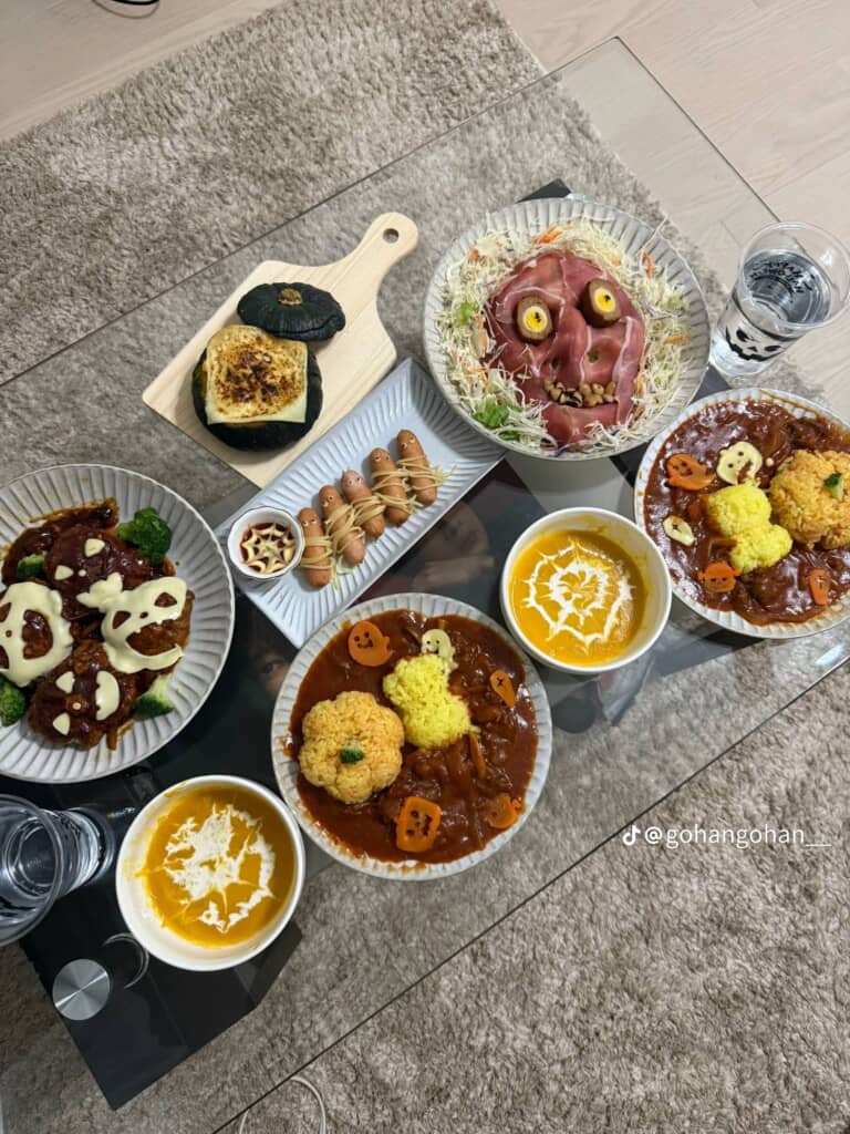 パンプキン型のごはんやお化け型のチーズなど、かわいいハロウィーンご飯の中で、サラダだけはリアルなゾンビの顔に見える