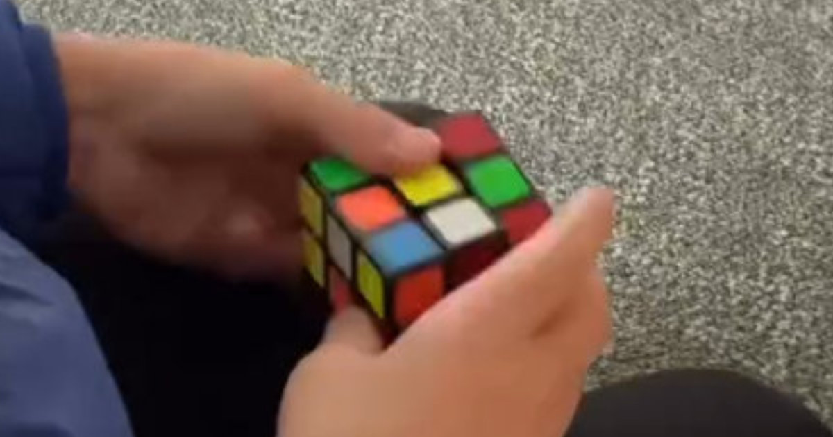 9歳息子とパパ→840個の「ルービックキューブ」を積むと……　現れた“衝撃のアート”に目を奪われる【鬼滅の刃】（1/2） | カルチャー・アート ねとらぼ