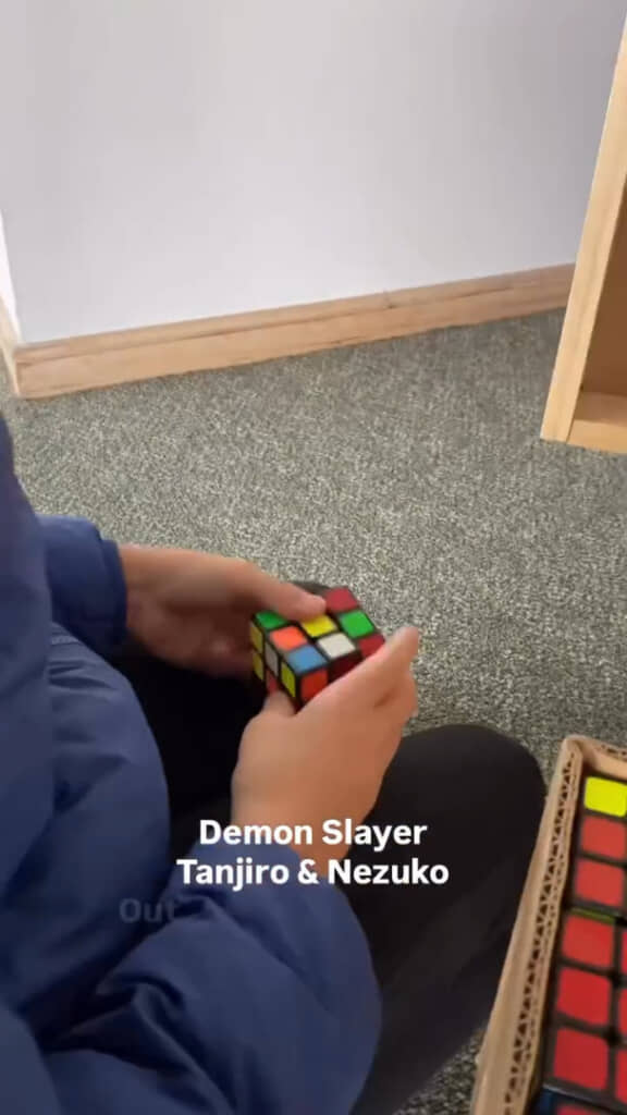 1個1個のルービックキューブの色をデザインに合わせて揃える様子