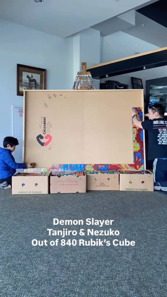 かなり大きな木枠にたくさんのルービックキューブを入れていきます