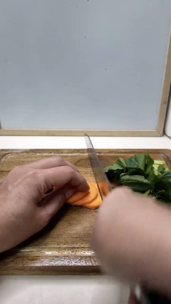 娘さんへの愚痴を言いながらも、しっかり料理をスタート