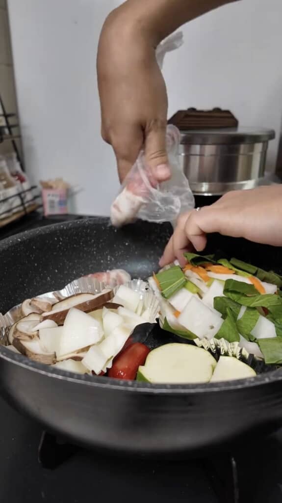 アルミホイルの皿を使って1つのフライパンで同時に複数のおかずを調理