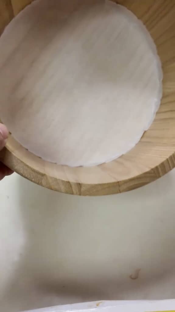 桶の底にはしっかりクッキングシートを敷いておきます